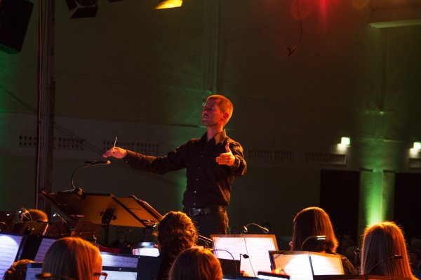 Unser Dirigent Kai Tobisch beim Jahreskonzert 2018.
